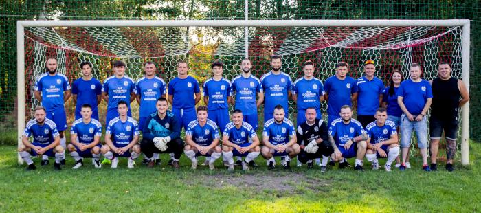 Od prawej: Kordian Grzeszczuk, Roman Bugajak, Karolina Kacprowicz, Trener Michał Błoński, Błażej Strugaru, Bartłomiej Błoński, Mateusz Pawłowski, Grzegorz Napieraj, Stanisław Wójcik, Marcin Bełz, Kacper Gacki, Simon Sztejna, Artur Derkach, Paweł Glanc. Klęczą: Wojciech Glanc, Kamil Fidek, Tomasz Wójcik, Grzegorz Lasoń (Bramkarz), Adam Wójcik, Dawid Grzeszczuk, Szymon Puczyński, Grzegorz Rybaczek (Bramkarz), Dawid Dżumyło i Arkadiusz Godecki. Na zdjęciu brakuje zabrakło wiceprezesa Tadeusza Aramatowskiego oraz Tomasza Nowickiego i Mateusza Perdka.