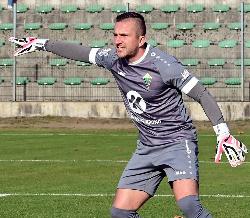 Chciałbym Życzyć Wszystkiego Najlepszego w Nowym Roku, dużo zdrowia, samych sukcesów oraz wytrwałości w darzeniu do celów małych i dużych, a całej społeczności Promienia żebyśmy odpalili szampana i race jeszcze raz na koniec sezonu-życzy Jacek Fleszar, bramkarz Promienia Żary.